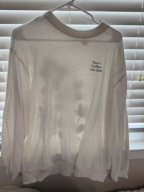 Levi’s White Long-Sleeve Graphic Sweatshirt - "There's No Place Like Earth"